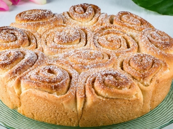 Come preparate la torta di rose dolce? La farcite nel modo giusto?